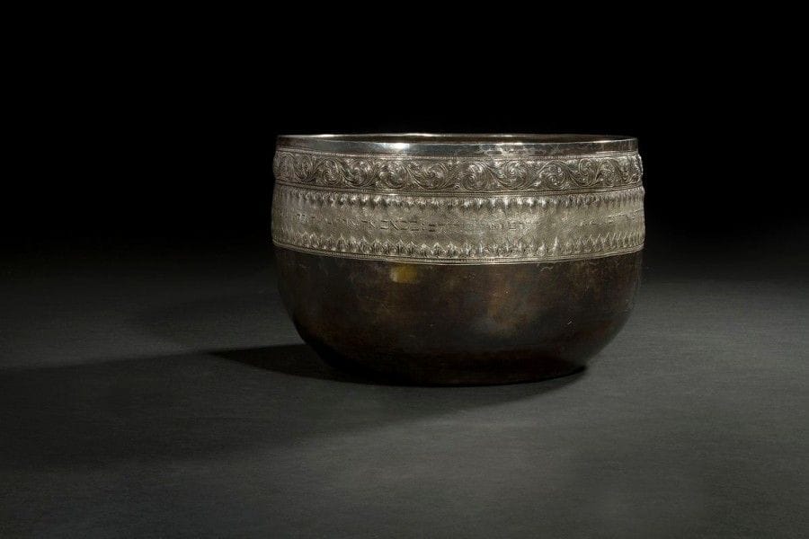 BASSIN POUR LE LAVAGE DES MAINS DES KOHANIM (Prêtres) 
Argent martelé, gravé, repoussé et ciselé. 
Russie orientale ou Iran, XIXe siècle. 
Poinçonné 84 ainsi que plusieurs autre poinçons non identifiés à l’embouchure. 
Hauteur : 16,5 cm - Diamètre : 25,5 cm - Poids : 1433,70 g Mots clés : judaica, jewish, hebreu, hebrew, rabbin, synagogue, juif, juive, israélite, hebraica, judaism, torah, juden, sionism