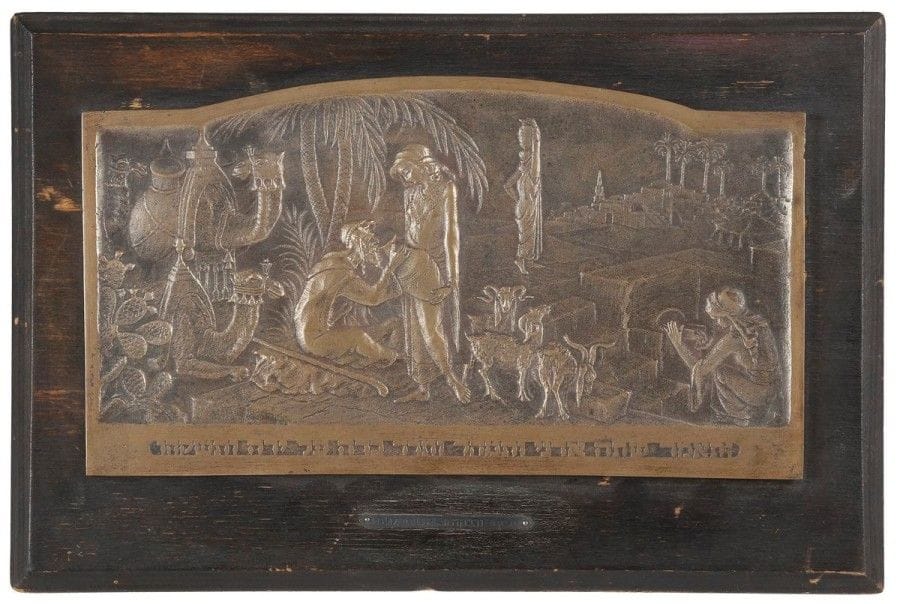 [BEZALEL] Eliezer et Rebecca
Plaque en bronze fondu sur un support en bois. 
Circa 1920.
11 x 20 cm la plaque
16 x 24,5 cm le support
La plaque représente Rebecca donnant à boire à Eliezer dans un décor oriental. Mots clés : judaica, jewish, hebreu, hebrew, rabbin, synagogue, juif, juive, israélite, hebraica, judaism, torah, juden, sionism