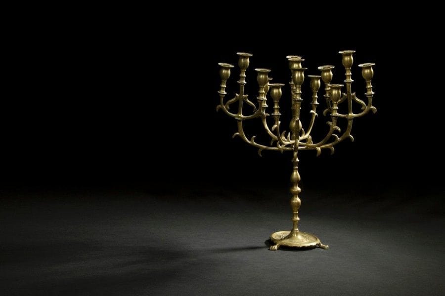 CHANDELIER 
Laiton.
Europe, XIXe siècle. 
Hauteur : 40 cm Mots clés : judaica, jewish, hebreu, hebrew, rabbin, synagogue, juif, juive, israélite, hebraica, judaism, torah, juden, sionism