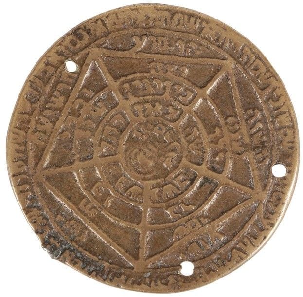 AMULETTE en hébreu portant à l’avers un carré magique avec des déclinaisons du nom de Dieu ainsi que des noms d’anges et au revers un pentangle. Mots clés : judaica, jewish, hebreu, hebrew, rabbin, synagogue, juif, juive, israélite, hebraica, judaism, torah, juden, sionism