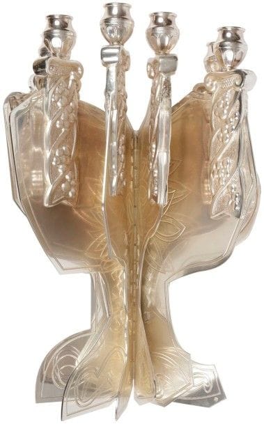Théo TOBIASSE (1927-1993)
Menorah
Sculpture en métal argenté.
Signée en bas à gauche.
43 x 30 cm Mots clés : judaica, jewish, hebreu, hebrew, rabbin, synagogue, juif, juive, israélite, hebraica, judaism, torah, juden, sionism