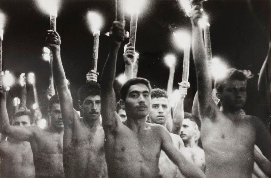 [PHOTOGRAPHIES - PALESTINE] Federico PATELLANI (1911-1977) 
Ensemble de 13 photographies portant le titre Courage of Israël et pour certaines légendées. Ces photos constituent un reportage qui illustre la vie quotidienne et l’héroïsme des Israéliens. Elles portent au revers le cachet du photographe. 
20 x 30 cm 
On joint : Pierre RONDIERES, Le massif du Sinaï. 
1 photographie titrée au dos.
17 x 34 cm Mots clés : judaica, jewish, hebreu, hebrew, rabbin, synagogue, juif, juive, israélite, hebraica, judaism, torah, juden, sionism