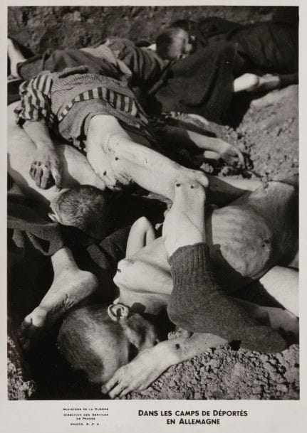[PHOTOGRAPHIES - CAMPS] 
Dans les Camps de déportés en Allemagne, circa 1945. 
3 tirages argentiques d’époque titrés dans la marge 
13 x 18 cm 
Libéré par les troupes américaines le 29 avril 1945, le camp de Dachau fut le premier camp de concentration allemand, ouvert dès le 22 mars 1933. Les photographies, prises en mai 1945, témoignent en partie des atrocités qui s’y déroulaient. Mots clés : judaica, jewish, hebreu, hebrew, rabbin, synagogue, juif, juive, israélite, hebraica, judaism, torah, juden, sionism