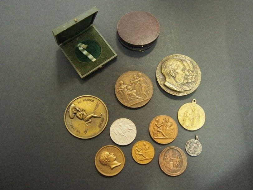 Lot de 10 médailles en métal dont:
Napoléon Empereur, en l'An XII, 2000 barques sont construites, par Denon
Médaille de confiance de cinq sols remboursable en assignats, 1792.
FRAIS ACHETEUR : 8% HT
