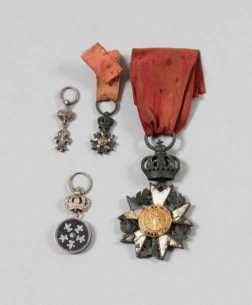 France

ORDRE DE LA LÉGION D'HONNEUR ? DÉCORATION DU LYS.
Quatre décorations:
- Étoile de chevalier du 3e type, modifié Monarchie de Juillet. Mauvais état.
- Étoile de chevalier du 4e type, miniature. Mauvais état.
- Belle insigne du Lys. Rond, sous couronne, en argent, orné d'une micromosaïque de cinq fleurs de lys blanches. Anneau strié. T.T.B.
- Lys sous couronne. En argent T.T.B.
Poinçons au faisceau de licteur.