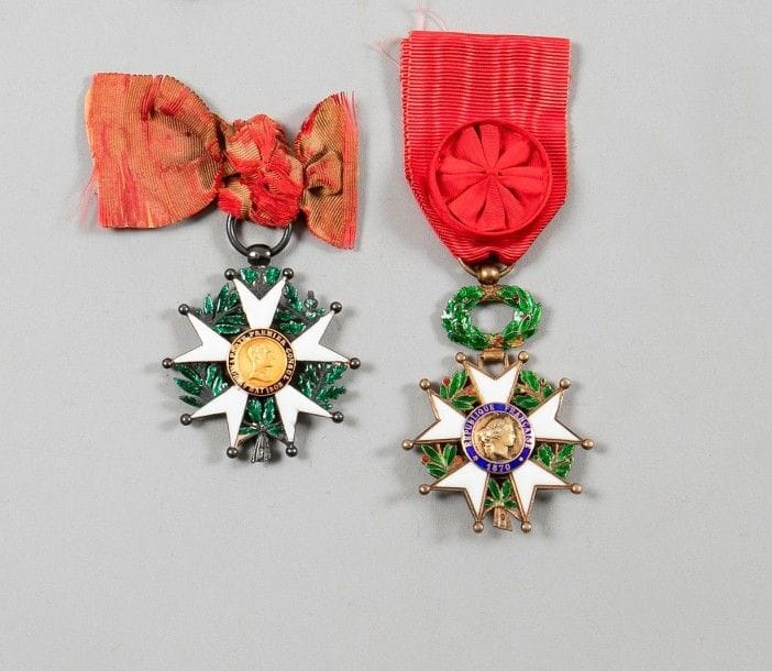 France

ORDRE DE LA LÉGION D'HONNEUR, institué en 1802.
Étoile de chevalier époque IIe République.
Argent, or et émail (éclats, reémaillée).
Poinçons tête de sanglier.
B.
On y joint une étoile d'officier époque IIIe République, modèle à filets. Vermeil et émail (éclats). Ruban à rosette.