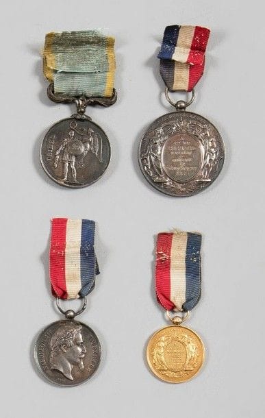 FRANCE ? GRANDE BRETAGNE

Quatre médailles:
- Médaille de Crimée par Wyon. Argent, ruban.
- Médaille du courage et du dévouement du ministère de la marine et des colonies au nom de Richard, matelot (datée 1867). Argent, montée avec une bélière boule.
Diamètre.: 3,4 cm
- Médaille du courage et du dévouement du ministère de la marine et des colonies au nom de Richard, matelot (daté 1867). Argent.
Diamètre.: 4,4 cm
- Médaille du courage et du dévouement du ministère de la marine et des colonies au nom de Richard, matelot (époque IIIe République).
En or. Poinçons à l'abeille sur la tranche.
Poids brut: 14,6 g - Diamètre: 2,8 cm
T.B.