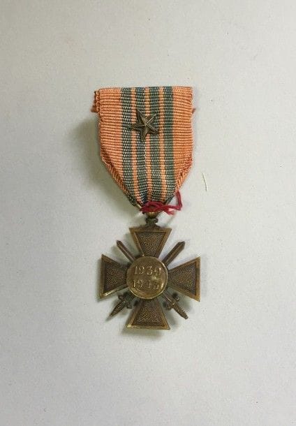 France

Croix de guerre (1939-1943).
Bronze, ruban au modèle dit de l'armée Giraud.
T.B. (petits coups). Sans garantie.