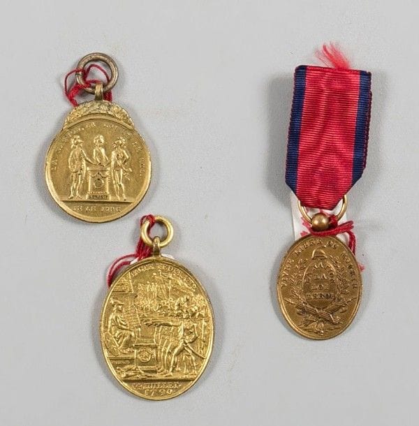 France

Trois médailles d'époque révolutionnaire:
- La Nation, la Loi, le Roi, jurons de maintenir la Constitution.
Ovale, en laiton, avec un ruban postérieur. Dimensions: 2,5 x 2 cm
- Confédération des départements du Nord, du Pas de Calais et de la Somme. A Lille, le 6 juin 1790.
Ronde, en laiton doré et ciselé. Diamètre: 2,5 cm
- Pacte fédératif, 14 juillet 1790.
Ovale en laiton doré. Dimensions: 4 x 3 cm
A.B.E. Époque révolutionnaire.