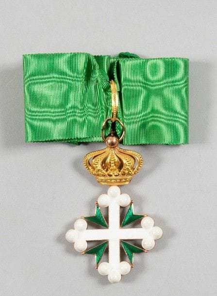 ROYAUME D'ITALIE
ORDRE DE SAINT MAURICE ET LAZARE, fondé en 1572.
Étoile de commandeur.
Or et émail (cheveu). Cravate.
Poids brut: 28 g - Hauteur: 8,7 cm
T.T.B.
