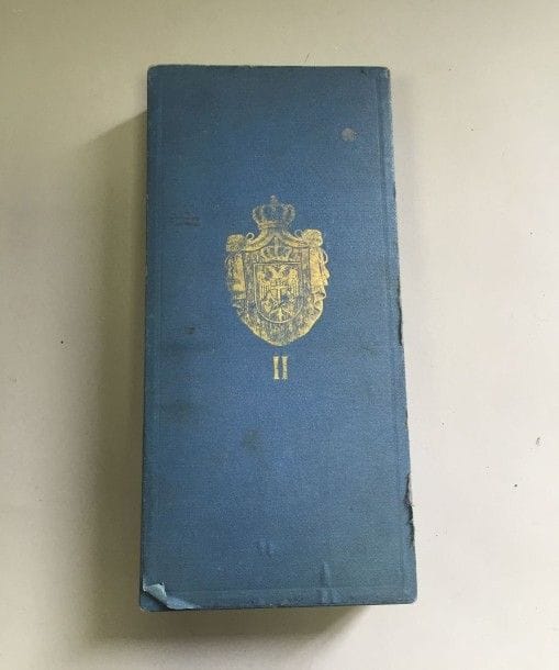 SERBIE

ORDRE DE SAINT SAVA, fondé en 1883.
Écrin de Grand officier, orné des Grandes Armes serbes et du chiffre «II».
B.E. Fabrication Arthus Bertrand Béranger & Magdeleine.