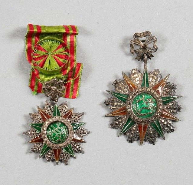 TUNISIE

ORDRE DU NICHAN IFTIKHAR, fondé en 1835.
- Étoile d'officier du règne de Mohammed Es Sadok (1859-1882). Argent, émail. Ruban à rosette.
- Étoile de commandeur du règne de Mohammed El Naceur (1906-1922). Argent et émail.
On y joint un écrin pour plaque de Grand croix de fabrication Arthus Bertrand & Béranger.
T.B. Poinçons tunisiens.