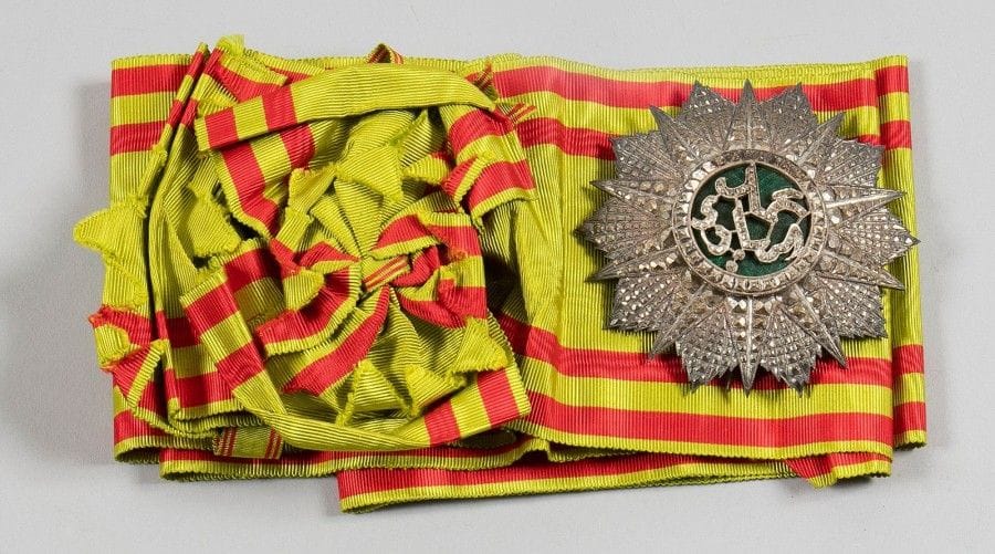 TUNISIE

ORDRE DU NICHAN IFTIKHAR, fondé en 1835.
Ensemble de grand croix comprenant:
- Plaque du règne de Mohammed El Hadi (1902-1906). Argent et émail. Poinçon d'orfèvre sur la branche d'attache. Diamètre: 7,5 cm
- Écharpe. En moire. (Manque le bijou).
Dans un écrin accidenté.
T.T.B.