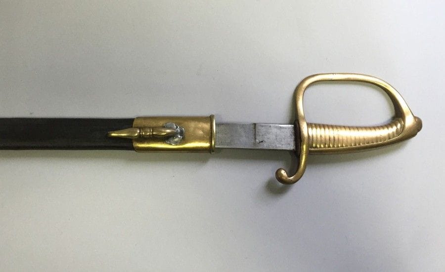 Sabre briquet allégé d?enfant.
Monture en laiton. Garde à une branche. Lame courbe à dos plat, gravée de «Steilberg à Strasbourg», gravée de rinceaux feuillagés et trophées. Fourreau en cuir à deux garnitures en laiton.
A.B.E. XIXe siècle. (Bouton de chape ressoudé).