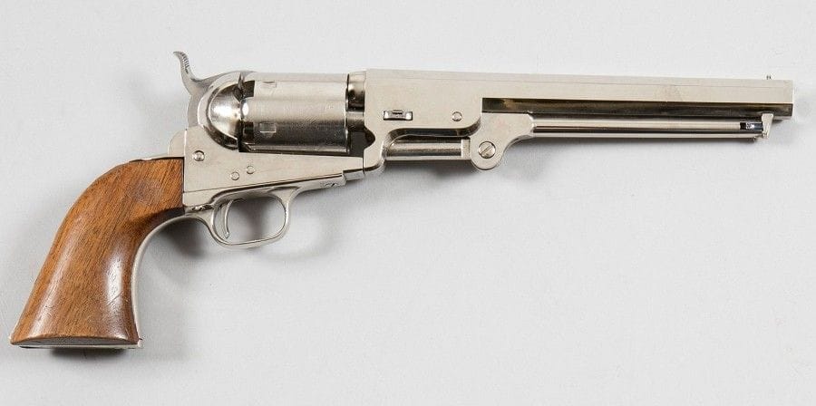 Revolver Colt Navy, modèle 1851, six coups, calibre 36.
Canon à pans avec marquages. Barillet gravé de scène de bataille navale et marqué «Engaged 16 May 1843». B.E. Finition renickelée.