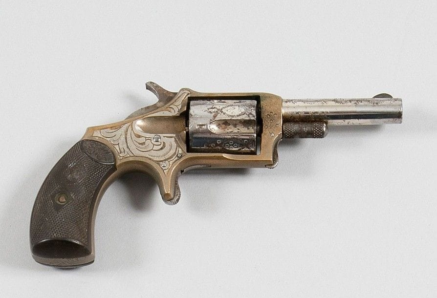 Revolver Pioneer, cinq coups, calibre 32.
Canon rond. Carcasse fermée et barillet cannelé, entièrement gravé de feuillages. Plaquettes de crosse en ébonite, en partie quadrillées.
B.E. Vers 1870-1880.