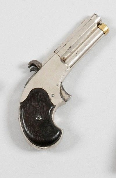 Pistolet Remington Rider, modèle 1871, «Magazine Pistol», calibre 32.
Canon octogonal de 3' avec marquages «E.Remington & Sons Ilion NY Riders Pat Aug 15th 1871». Détente éperon. Plaquettes de crosse en noyer. Finition nickelée.
B.E.
Fabriqué de 1871 à 1888 à 10 000 exemplaires environ.
