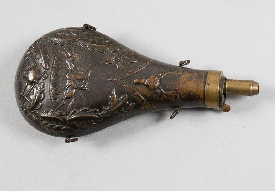 Poire à poudre de chasse américaine.
Corps en cuivre estampé d'une scène cinétique enrichi de têtes de loup et cerf. Signé «Amelask & Cap Co». Hauteur: 24 cm
A.B.E.