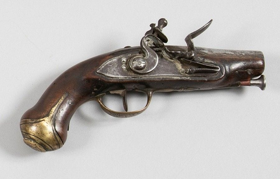 Pistolet de voyage à silex. Canon à pans, rond au tonnerre. Platine et chien col de cygne. Pontet et calotte à longues oreilles en laiton. Crosse en noyer. Baguette en fer.
A.B.E. Vers 1760.