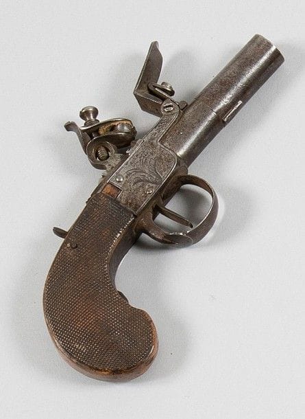 Pistolet à coffre à silex.
Canon rond. Coffre gravé d'un motif floral, sécurité à l'arrière du chien. Crosse en noyer quadrillé.
B.E. Époque Premier Empire.