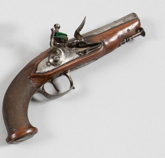 Petit pistolet à silex de voyage ou d'officier.
Canon à pans tromblonné à la bouche, poinçonné au tonnerre de «Leclerc». Platine et chien col de cygne à corps ronds. Garnitures en fer découpé uni. Monture à long fût. Crosse finement quadrillée.
B.E. Époque Directoire-Consulat.