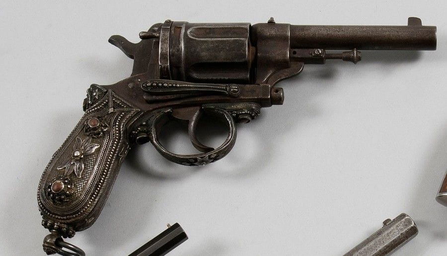 Revolver Gasser, cinq coups, calibre 450.
Canon rond marqué «L GASSER WIEN PATEN». Carcasse poinçonnée «LG MARKE». Détente sans pontet recouvert d'argent gravé de motifs floraux. Plaquettes de crosse en argent décorée en suite.
B.E.