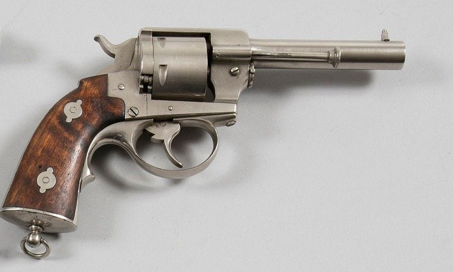 Revolver de marine modèle 1870 civil, six coups, calibre 11 mm
Canon signé «E.LEFAUCHEUX BRTE SGDG A PARIS». Plaquette de crosse en noyer. Toutes pièces au même numéro. T.B.E.