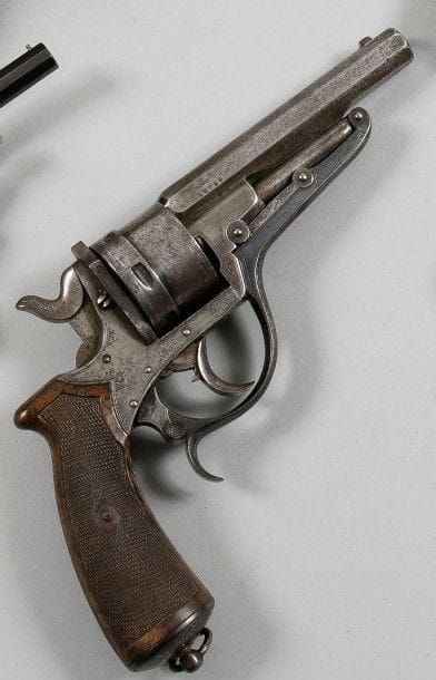 Revolver Galand, six coups, calibre 450.
Canon à pans, signé «GALAND PARIS», poinçonné «CFG». Carcasse ouverte, extracteur collectif à assiette. Plaque de crosse en noyer quadrillé.
B.E.