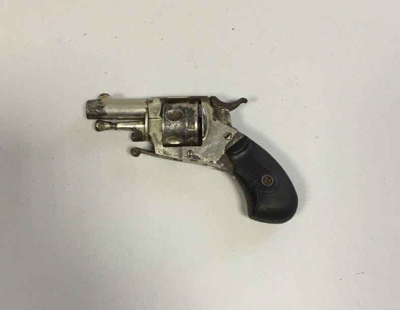 Petit revolver type Bulldog six coups, calibre 6 mm
Canon rond. Carcasse marquée de la Manufacture d'armes de Saint Étienne. Plaquettes de crosse en ébène.
E.M. (oxydation). Finition nickelée.