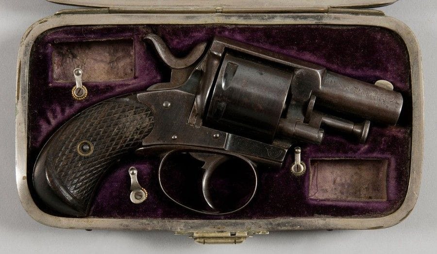 Revolver Bulldog, six coups, calibre 320.
Canon signé «Coirier à Paris Bt des Italiens». Carcasse marquée «KOBOLD». Plaquettes de crosse en noyer quadrillé. Dans son coffret signé en suite.
B.E. Vers 1880.