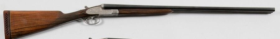 Fusil de chasse à faux corps KERNE, deux coups, calibre 20-73, éjecteurs.
Canons juxtaposés de Jean Breuil de 72 cm. Faux corps gravés de rinceaux feuillagés.
Crosse en noyer avec sabot de 37 cm
Dans un étui jambon (accident au couvercle). Provient d'une paire.
Catégorie D-1 à enregistrer.