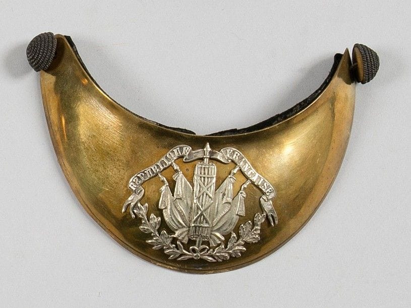 Hausse-col d'officier d’infanterie, modèle de fantaisie. Plateau en laiton. Motif en argent au faisceau de licteur avec banderole «République Française». Doublé de drap noir.
B.E. Époque IIIe République (vers 1871). 
