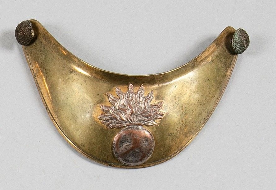 Hausse-col des officiers de grenadiers ou de carabiniers. Plateau en laiton (dédoré). Motif à la grenade en cuivre argenté. Avec ses deux boutons.
B.E. Époque Ier Empire.