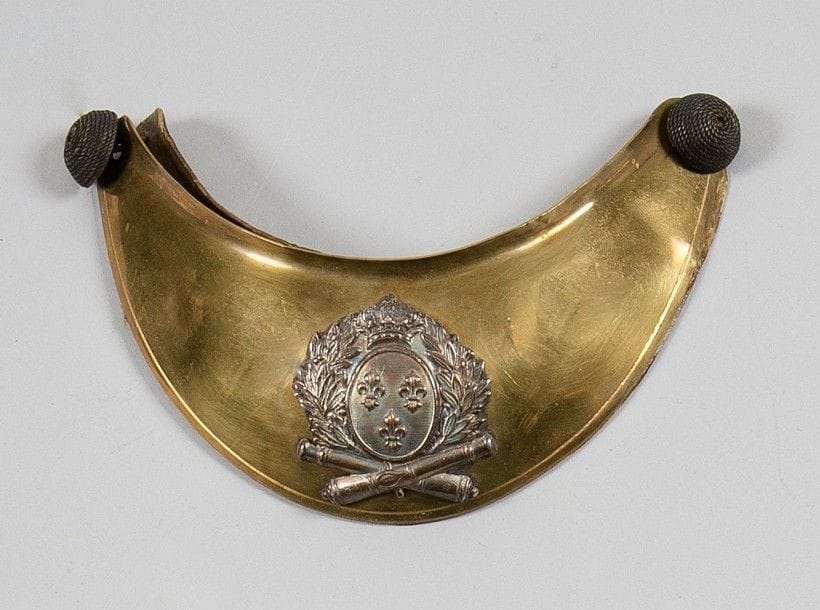 Hausse-col d'officier d'artillerie à pied. Plateau en laiton doré. Motif en cuivre argenté aux Armes Royales sous canons croisés entourés de feuilles de laurier. Doublé de basane. Avec ses deux boutons.
B.E. Époque 1815/1830.