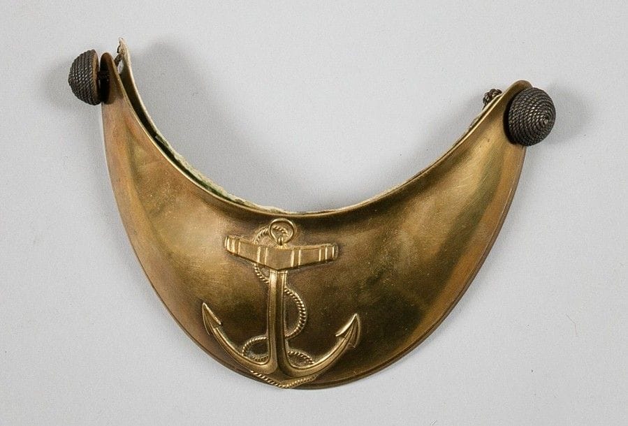 Hausse-col d'officier de marine. Plateau en laiton. Motif à l'ancre en laiton. Doublé de basane. Avec ses deux boutons.
B.E. Époque Restauration.