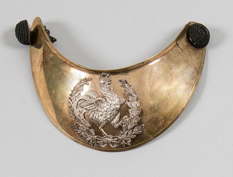 Hausse-col d'officier d'infanterie 1830/1852. Plateau en laiton doré. Motif en argent au coq entouré de branches de laurier. Doublé de basane. Avec ses deux boutons.
B.E.