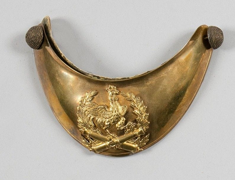 Hausse-col d'officier supérieur d'artillerie de marine. Plateau en laiton avec reste de dorure. Motif aux canons croisés entourés de feuilles de laurier. Doublé de basane. Avec ses deux boutons.
B.E. Vers 1830/1852.