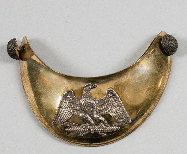 Hausse-col d'officier des troupes à pied. Plateau en laiton doré. Motif en argent à l'aigle aux ailes déployées. Avec ses deux boutons.
B.E. Époque Présidence.