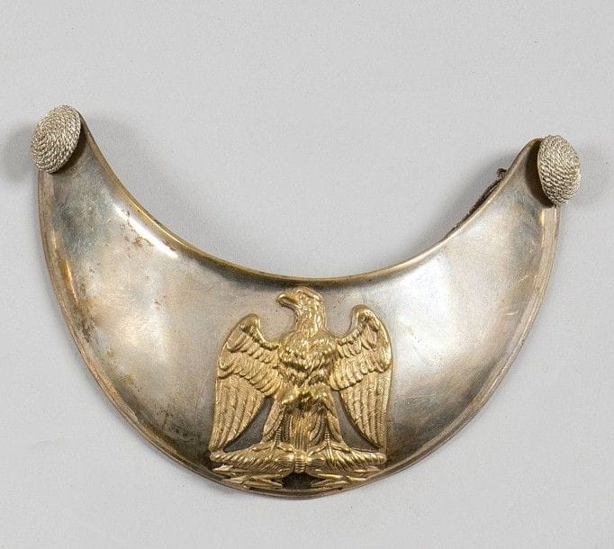 Hausse-col d'officier supérieur des troupes à pied de la Garde Nationale.
Plateau en laiton argenté. Motif en laiton doré à l'aigle sur foudres. Avec ses deux boutons.
B.E. Époque Présidence.