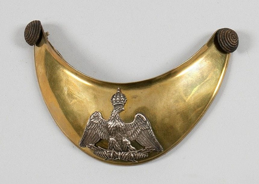 Hausse-col d'officier des troupes à pied. Plateau en laiton doré. Motif en argent à l'aigle couronnée sur foudres. Doublé de basane. Avec ses deux boutons.
B.E. Second Empire, à partir du 2 décembre 1852.
