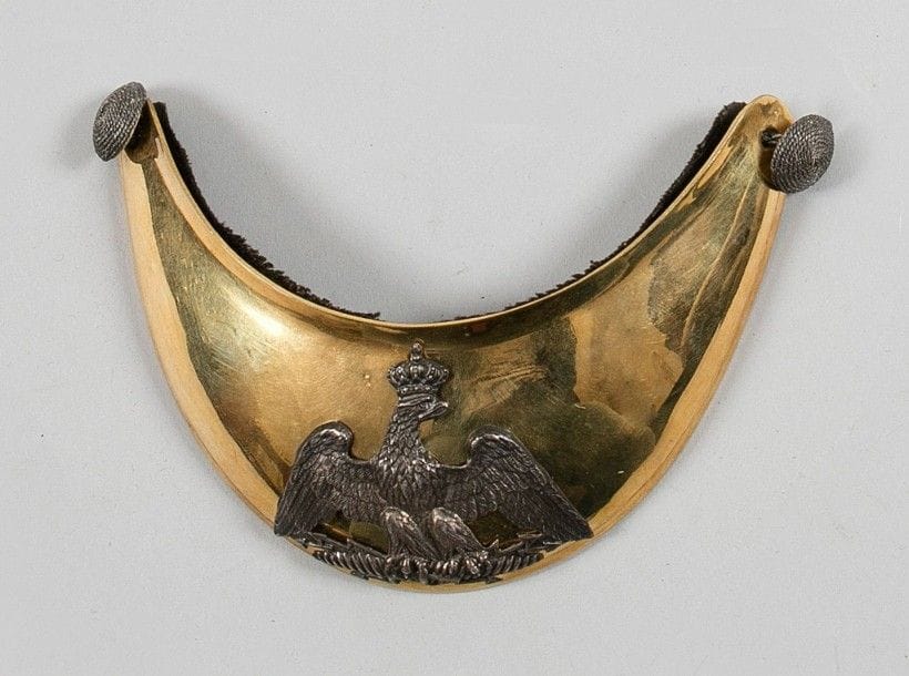 Hausse-col d'officier des troupes à pied modèle 1852. Plateau en laiton doré. Motif en argent à l'aigle couronnée. Doublé de drap noir. Avec ses deux boutons.
B.E. Époque Second Empire.
