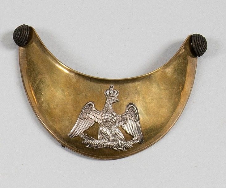 Hausse-col d'officier des troupes à pied. Plateau en laiton doré. Motif en argent à l'aigle couronnée sur foudres. Avec ses deux boutons.
B.E. Second Empire (à partir du 2 décembre 1852).