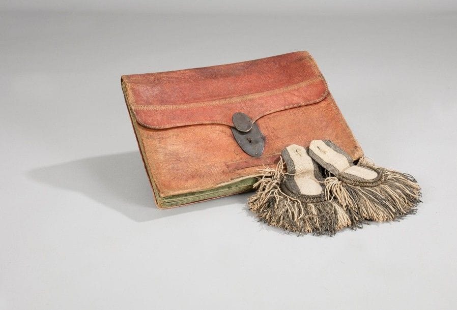 Portefeuille d'officier.
En maroquin rouge bordé de frises au petit fer à l'or. Plat monogrammé à l'or «L.G.». Fermoir en argent.
38 x 28 cm
A.B.E. Époque Ier Empire.