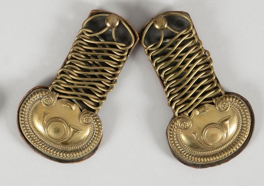 Paire d'épaulettes de chasseur d'Afrique.
En laiton, à anneaux en huit, finissant par un motif estampé au cor.
Doublure en fort cuir brun. Attache à crochet.
B.E. Utilisée entre 1847 et 1862.