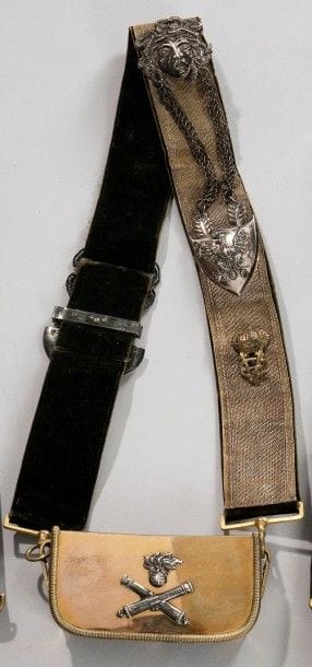 Giberne d'officier d'artillerie italien.
Coffret en laiton gainé de velours noir. Motif de pattelette aux canons et grenade en argent. Bandoulière garnie d'un galon en passementerie or à filets argent, doublé de velours noir à motif estampé. Garnitures (tête de méduse, chainettes, armes de Savoie) en argent et chiffre du Roi «VE» en laiton.
T.B.E. Début du XXe siècle.