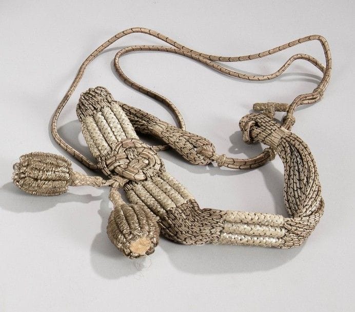 Ceinture de hussard prussien.
En fil d'aluminium et fil noir en écheveau. Avec son noeud à deux glands à grosses torsades de fil d'aluminium.
B.E. Vers 1870/1880.