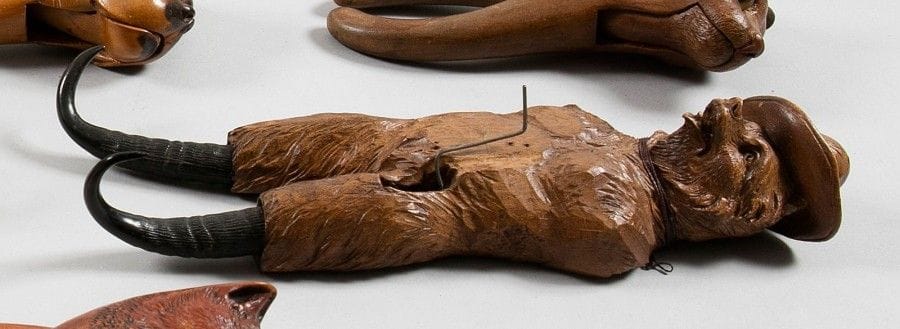 L'ours tyrolien
Porte-chapeau en bois sculpté, à deux crochets en bois de chamois, faisant office de jambes, dont un servant à actionner une boîte à musique (absente).
B.E.