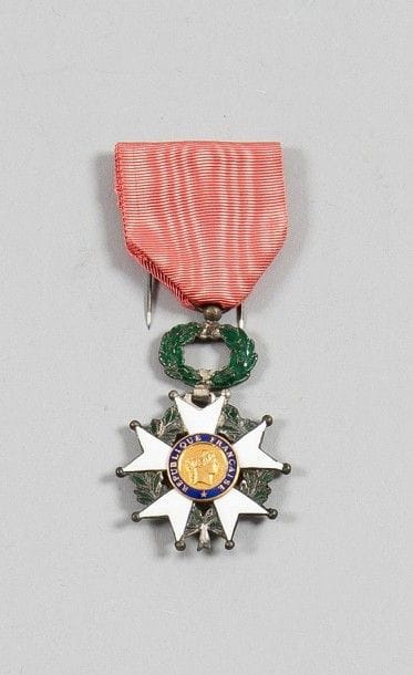 France

ORDRE DE LA LÉGION D'HONNEUR, institué en 1802.
Étoile de chevalier d'époque IVe République.
Argent et vermeil. Ruban.
On y joint trois diplômes au nom de Christian Beullac, un de la Légion d'honneur, un d'officier de l'ordre national du mérite et un diplôme MBA.
T.T.B.