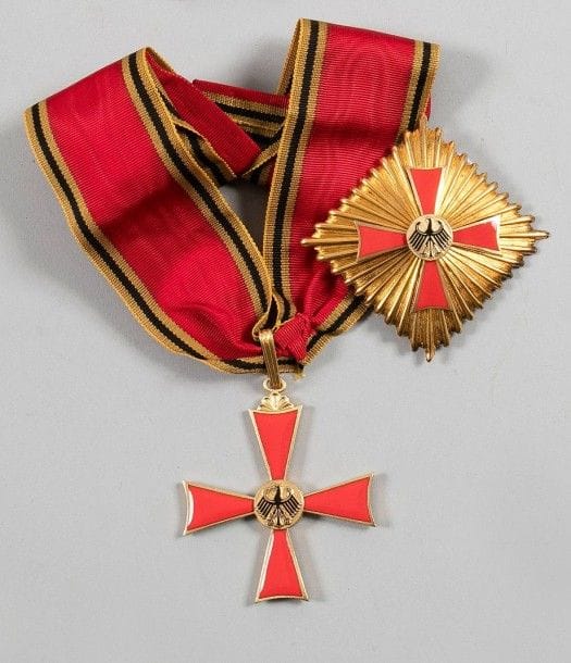 RÉPUBLIQUE FÉDÉRALE D'ALLEMAGNE
ORDRE DU MÉRITE, créé en 1951.
Ensemble de grand officier comprenant:
- Plaque. Métal et émail. Poinçon 800.
Poids brut: 63 g - Diamètre: 8 cm
- Croix de commandeur. Bronze doré et émail. Cravate avec fermoir.
Hauteur: 6,5 cm
Dans son écrin à l'aigle allemand.
Avec diplôme.
SUP.