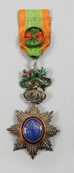 Annam

ORDRE DU DRAGON D'ANNAM, fondé en 1886.
Étoile de commandeur.
Vermeil, émail (cheveux). Marque du fabricant «Lemaitre à Paris».
Monté avec un ruban d'officier.
Poinçon tête de sanglier et d'orfèvre.
Hauteur: 11,5 cm
T.T.B.